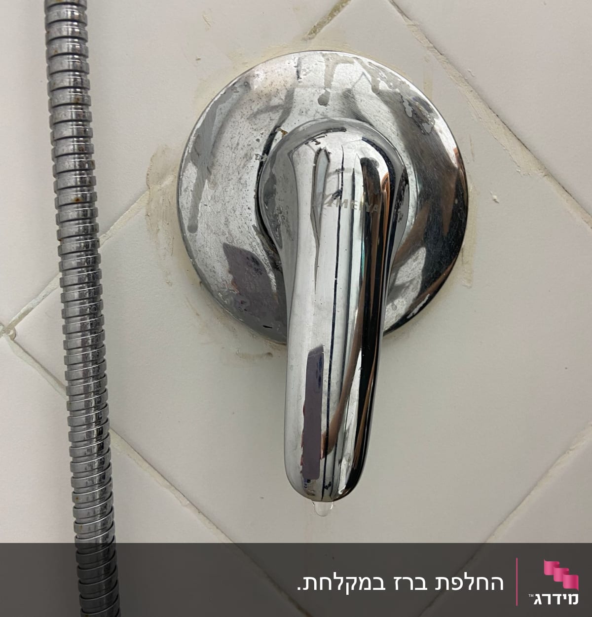 ברז כרום עם ידית על קיר אריחים לבנים